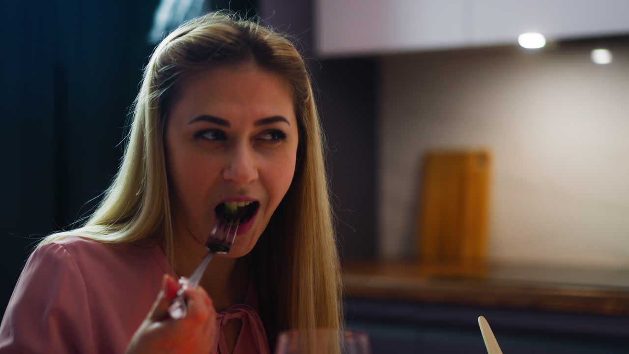 Mujer come ensalada y disfruta de la conversación con su ser querido