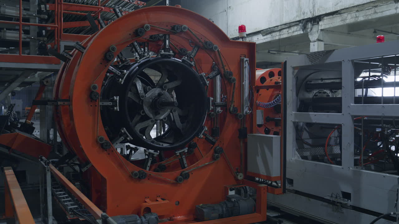 proceso de trabajo de la máquina de fabricación de neumáticos para automóviles en una fábrica tecnológica