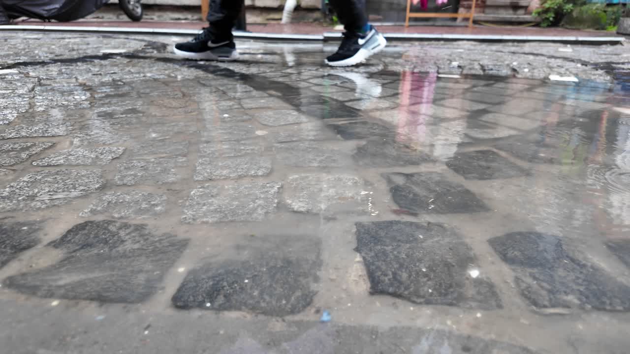 un charco en la calle de adoquines