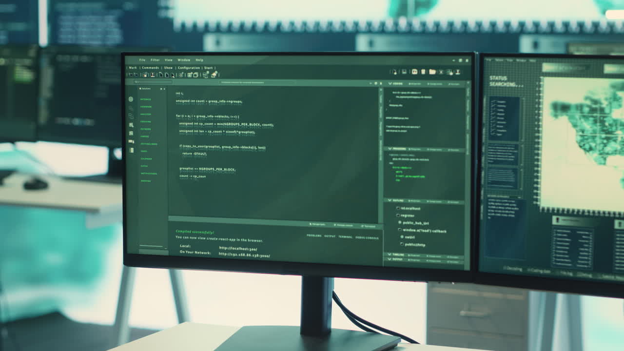 una sala de hacking vacía del gobierno equipada con computadoras y pantallas grandes.