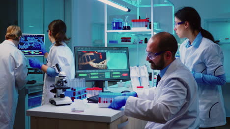 médico microbiólogo tomando un tubo de muestra de sangre del rack