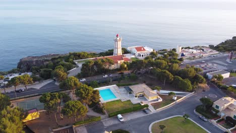 Toma-Aérea-En-órbita-Del-Faro-De-Guia-En-Cascais,-Portugal