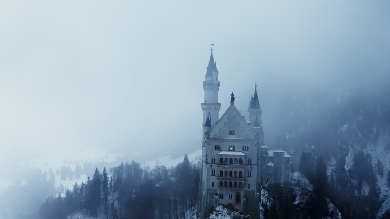 el castillo de neuschwanstein en la niebla de invierno