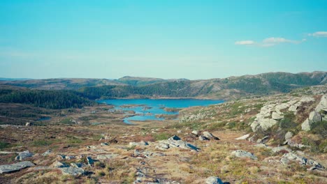 paisaje de lago y montañas en indre fosen, noruega - toma amplia