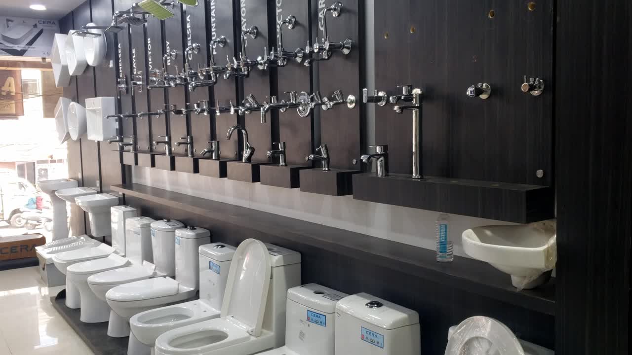 vitrina con grifos de plomería y sanitarios en la tienda