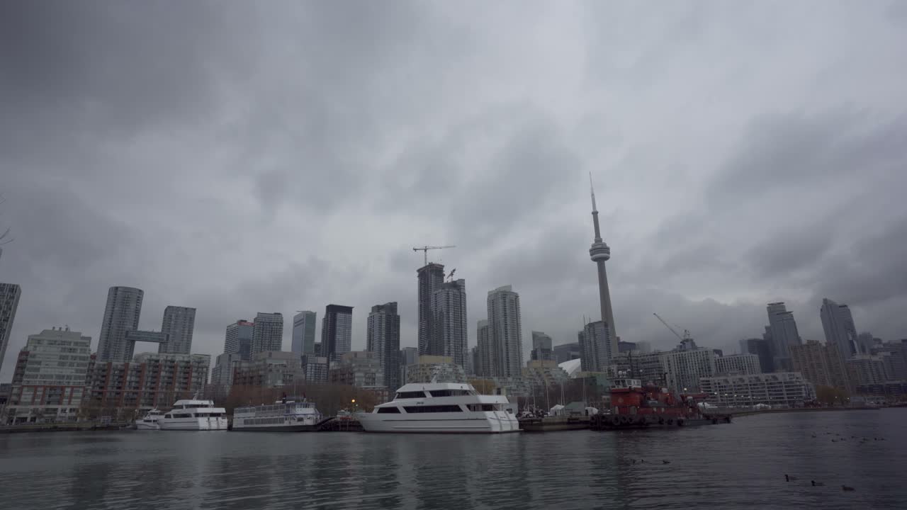 yates en el agua en primer plano del horizonte de toronto en un día nublado, estático