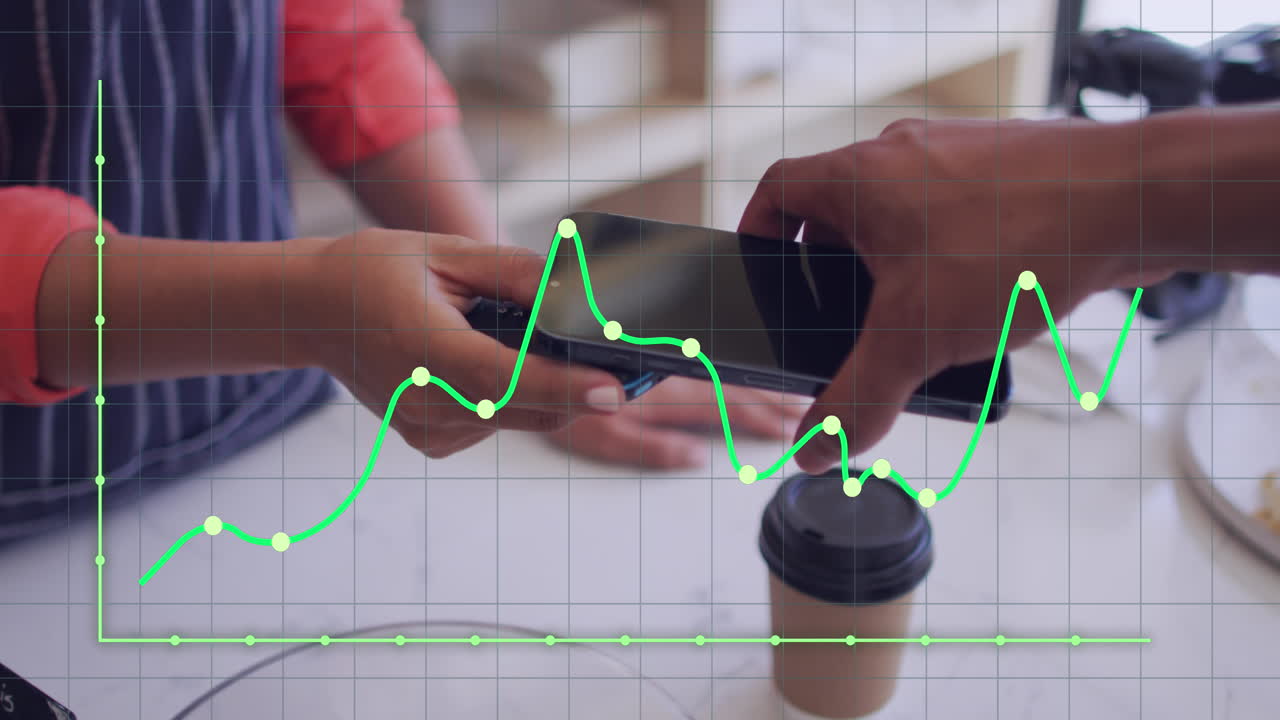 animación del procesamiento de datos financieros sobre el hombre que paga con el teléfono inteligente.