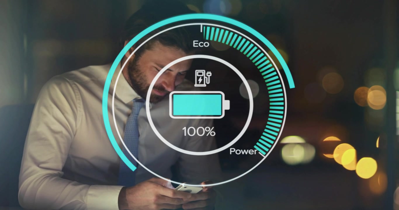 Uomo d'affari che tocca lo smartphone monitorando i livelli della batteria tramite una sovrapposizione animata che sale e poi scende.