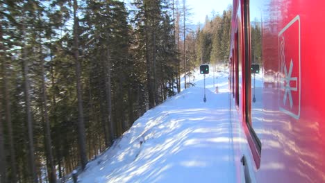 Eine-Pov-Aufnahme-Von-Der-Seite-Eines-Zuges,-Der-Sich-Durch-Eine-Verschneite-Landschaft-Bewegt