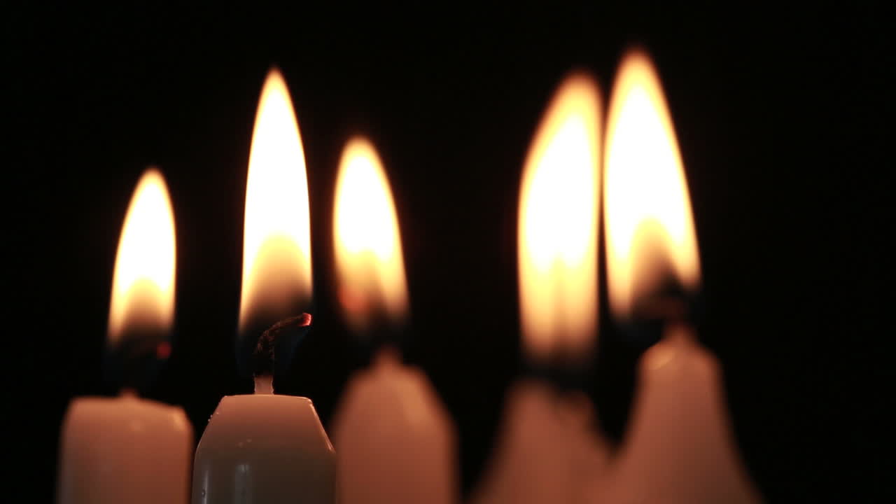 Candele tremolanti nella brezza