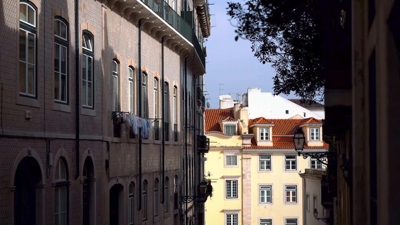 Scena tranquilla di edifici tradizionali della storica città di Lisbona