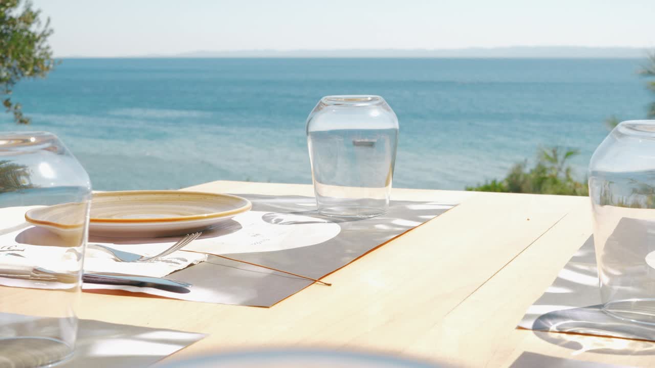 해변에 있는 카페 테이블에서