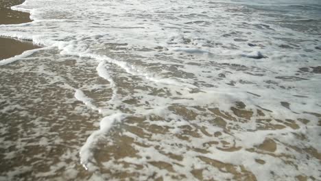 Detail-Der-Wellen-Mit-Weißem-Schaum-An-Einem-Goldenen-Sandstrand