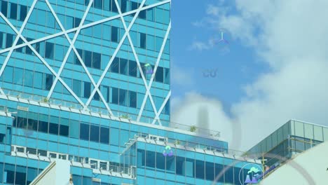 디지털 아이콘의 애니메이션과 사무실 건물 위의 데이터 처리