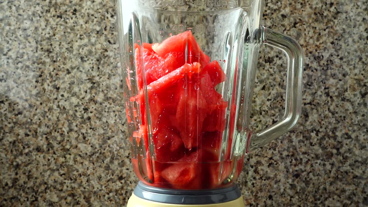 Angurie nel frullatore. Rallentatore. Riprese in cucina.