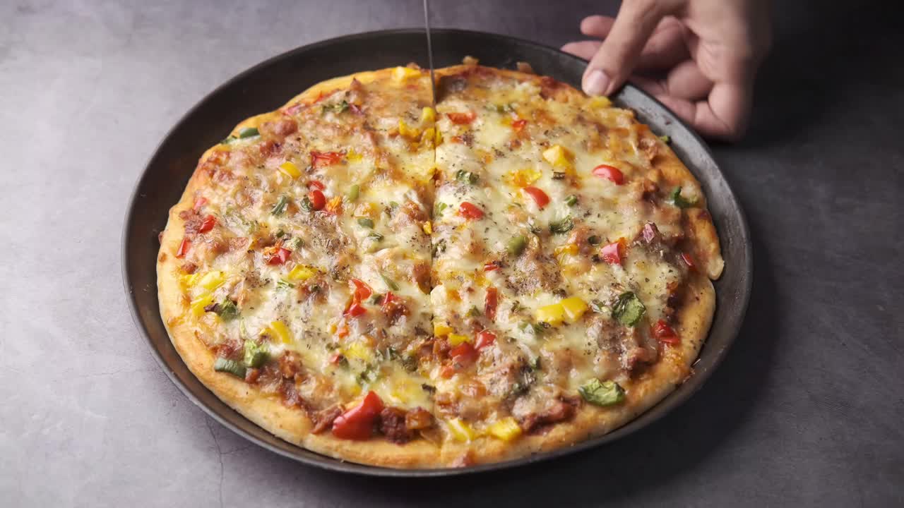 맛있는 집에서 만든 피자를 손으로 잘라내는 것