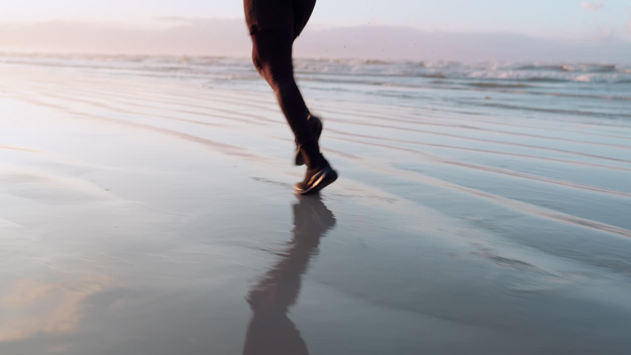 Fitness, moře nebo nohy běžící po písku při kardio tréninku.