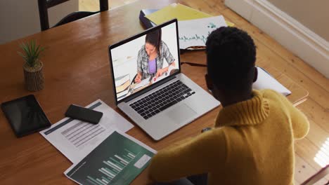 maestra afroamericana usando una computadora portátil en una videollamada con una estudiante