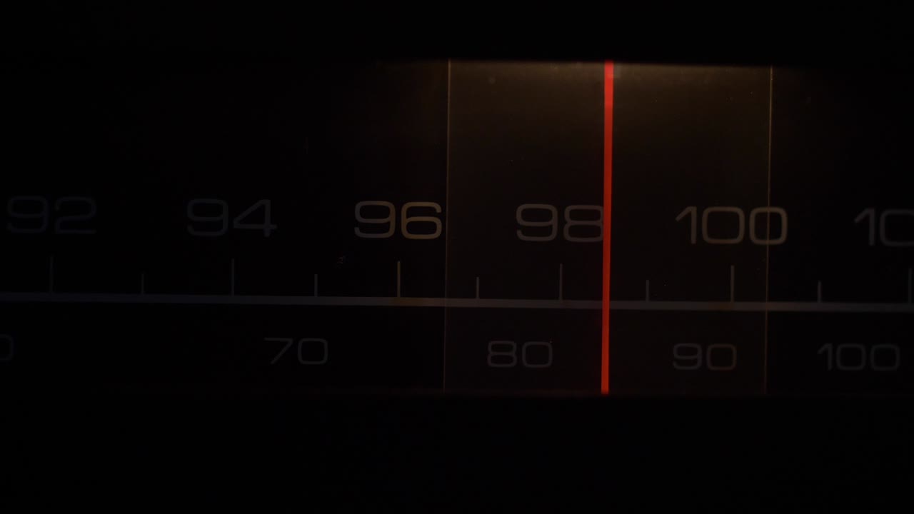 은 70년대 라디오를 튜닝합니다.