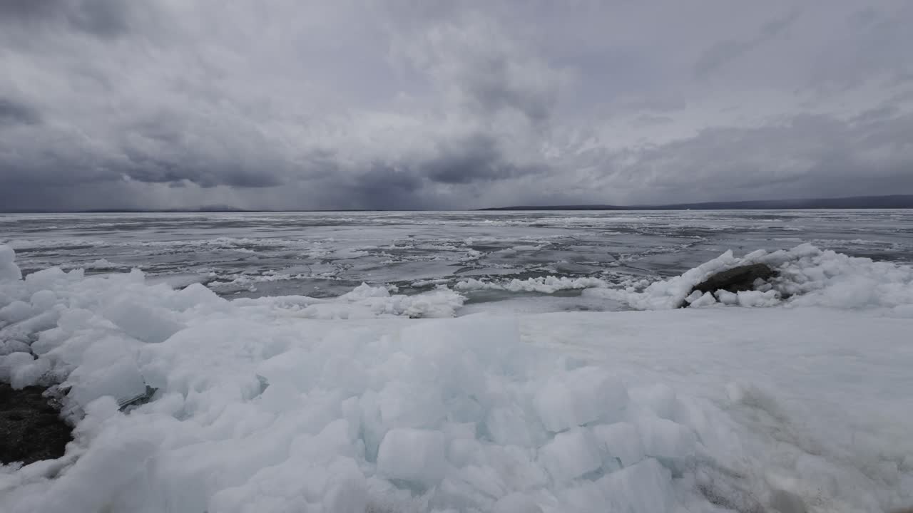 얼어붙은 호수 에 쌓인 얼음