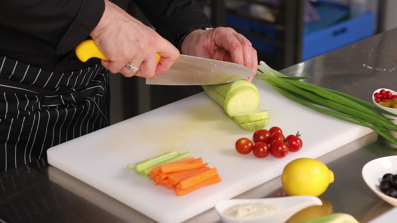 el chef preparando una colorida ensalada de verduras