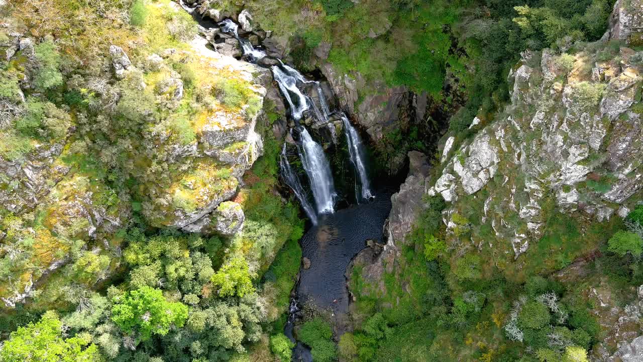 vista aérea de ángulo alto de las cascadas de fervenza do toxa que caen en cascada por la pared rocosa