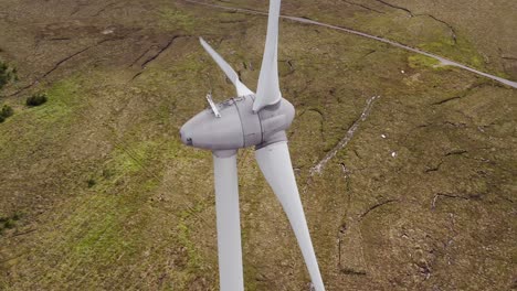Dynamische-Luftaufnahme-Der-Moorlandschaft-Rund-Um-Eine-Windkraftanlage