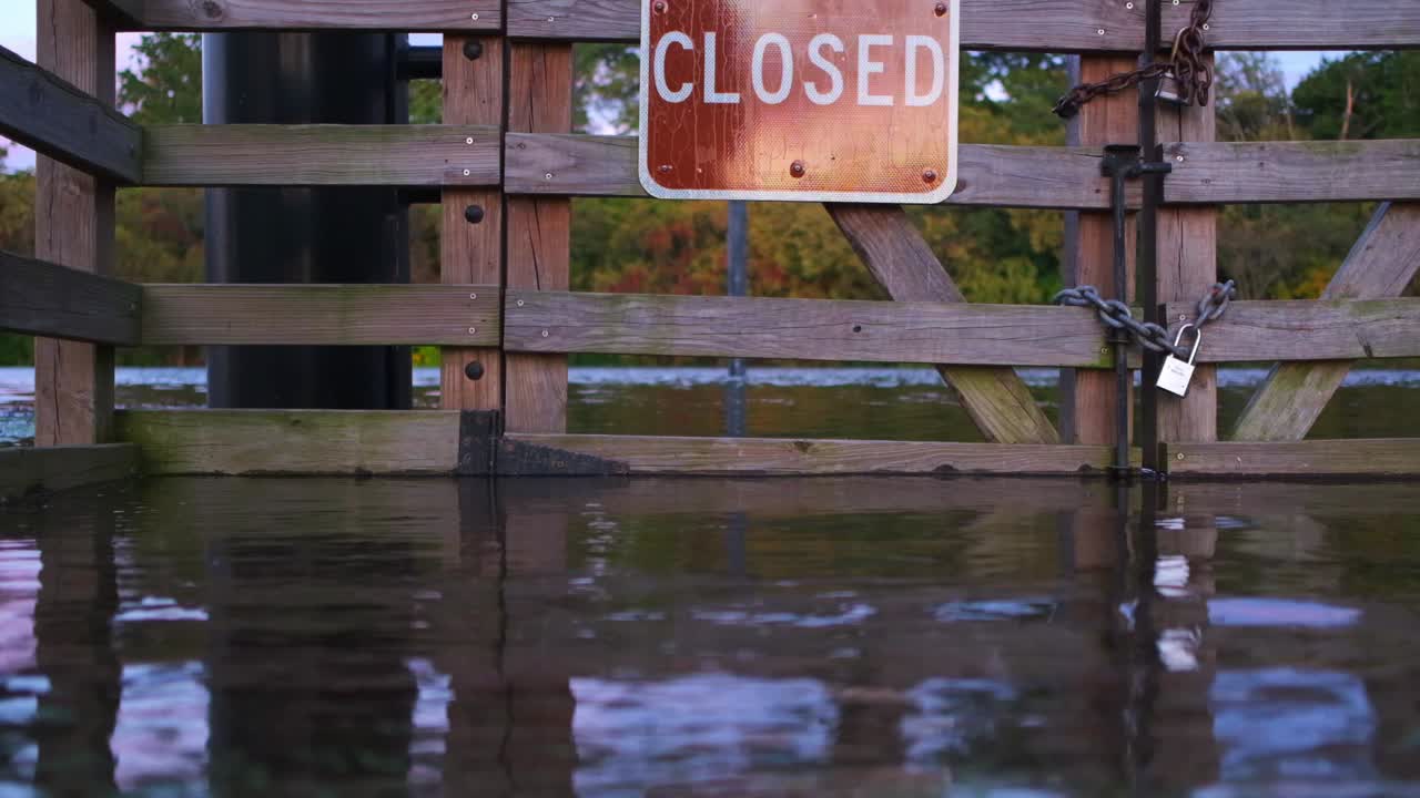 보트 선착장에서 닫힌 표지판의 슬로우 모션 지상 플로팅 샷