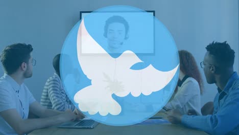 animación del icono de la paloma sobre diversas personas de negocios hablando en una reunión