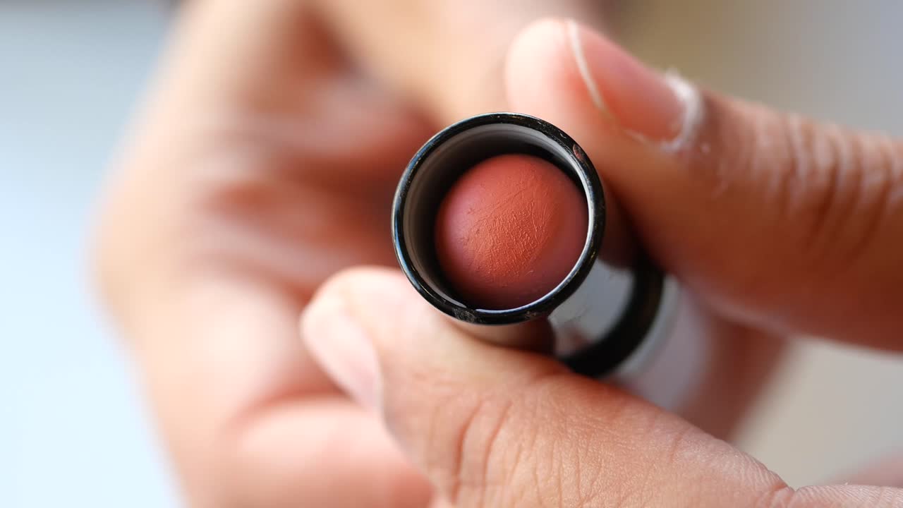 Gros plan di rossetto in mano