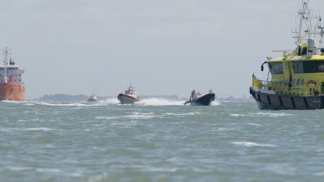 barco de rescate en curva a toda velocidad en el scheldt occidental