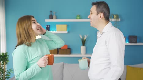 Father-and-daughter-are-drinking-coffee-and-chatting.