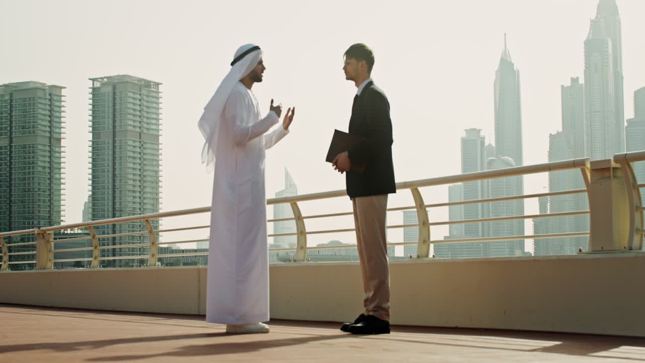 Discussione d'affari a Dubai
