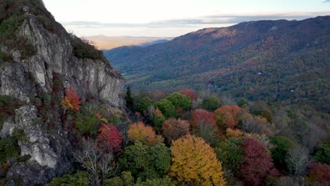 Banner-Elk-Nc,-Acantilado-Rocoso-De-Carolina-Del-Norte-Con-Color-De-Hoja-De-Otoño-Y-Otoño