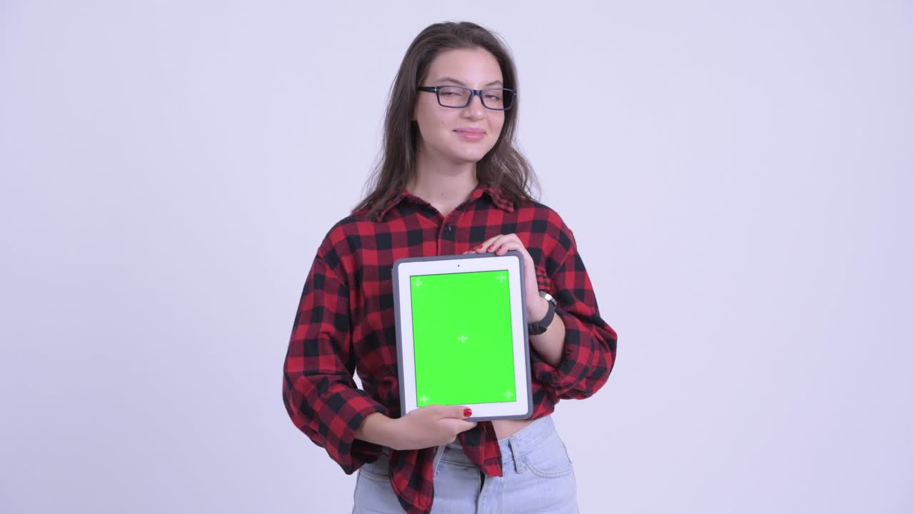 Glad ung smuk hipsterkvinde med digital tablet