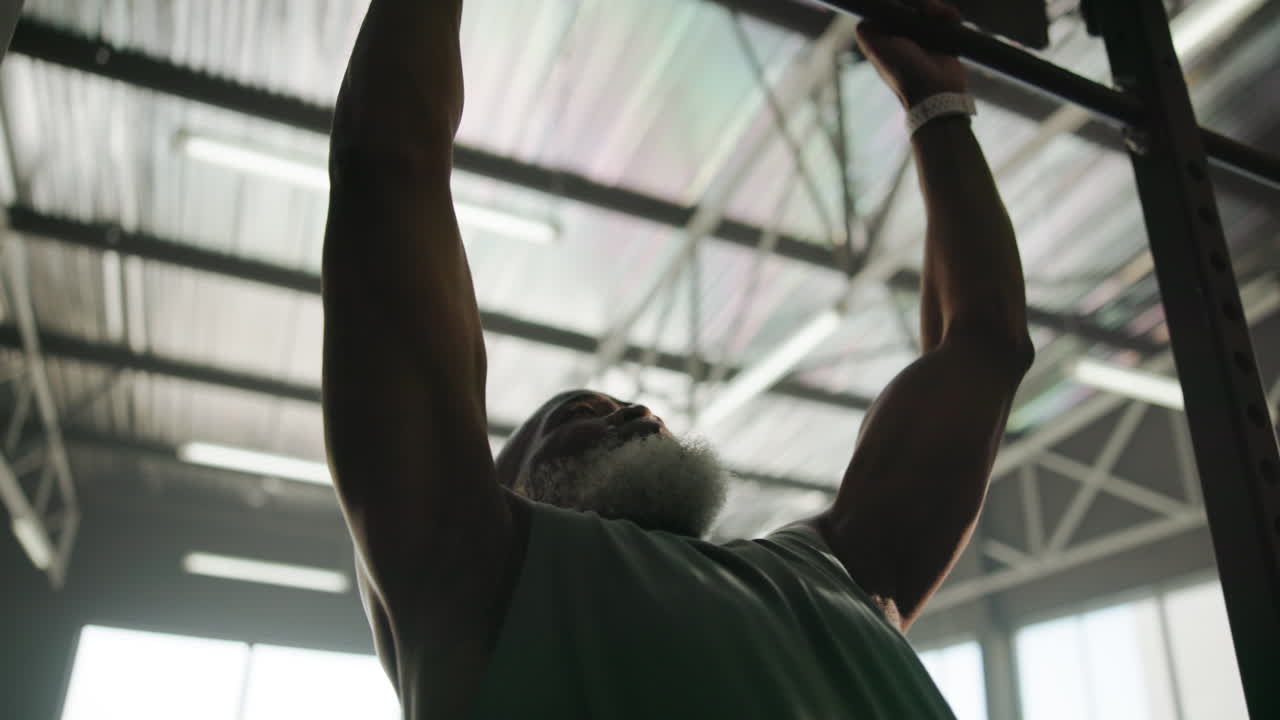 hombre haciendo pull-ups en el gimnasio