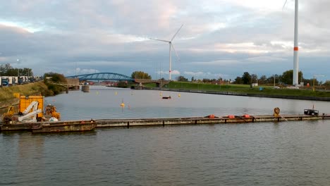 vista panorámica del río shelde con molinos de viento y un muelle a la vista
