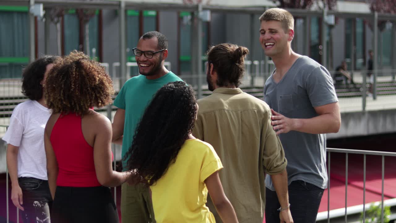 amigos felices saludándose unos a otros.
