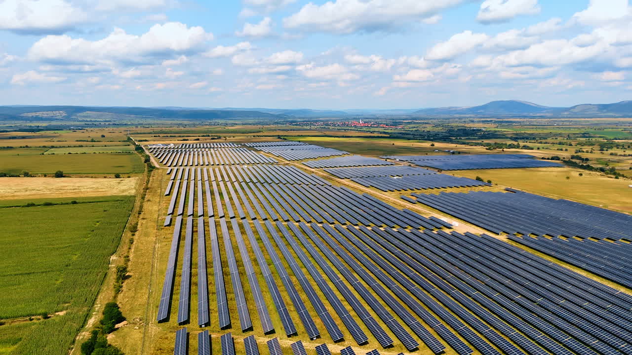 Udsigt over et stort solkraftværk. Endeløse solpaneler spredt ud over markerne for at generere grøn energi.