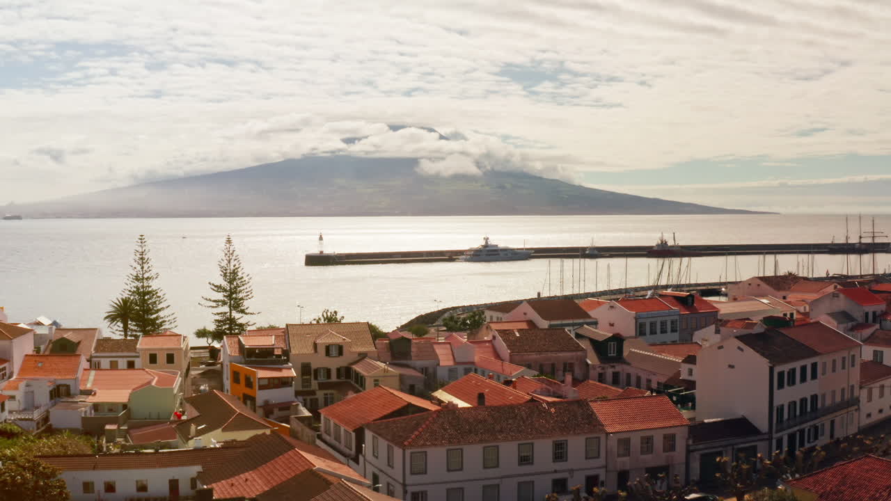 Ripresa aerea con drone del Vulcano Pico dall'isola di Faial nelle Azzorre - Portogallo.