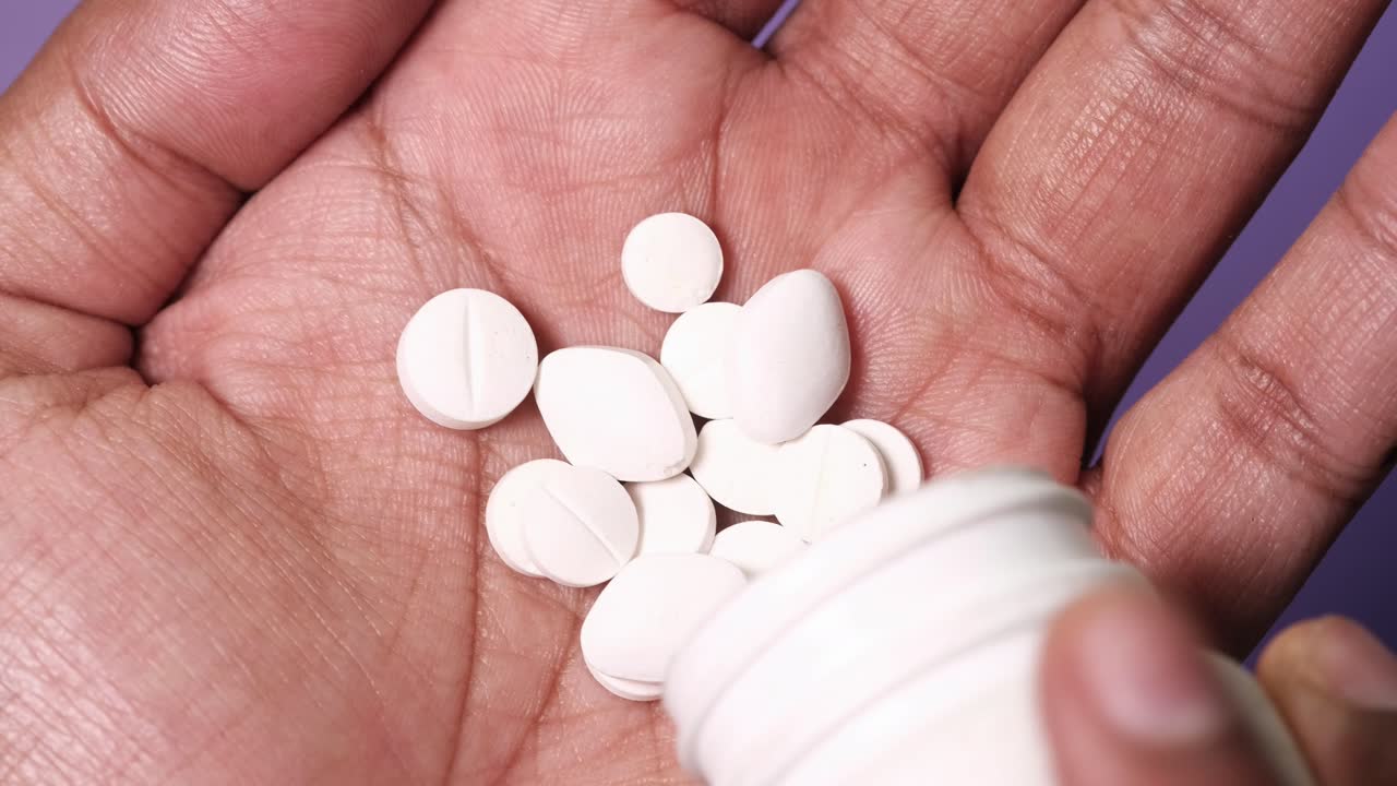 píldoras mano que sostiene