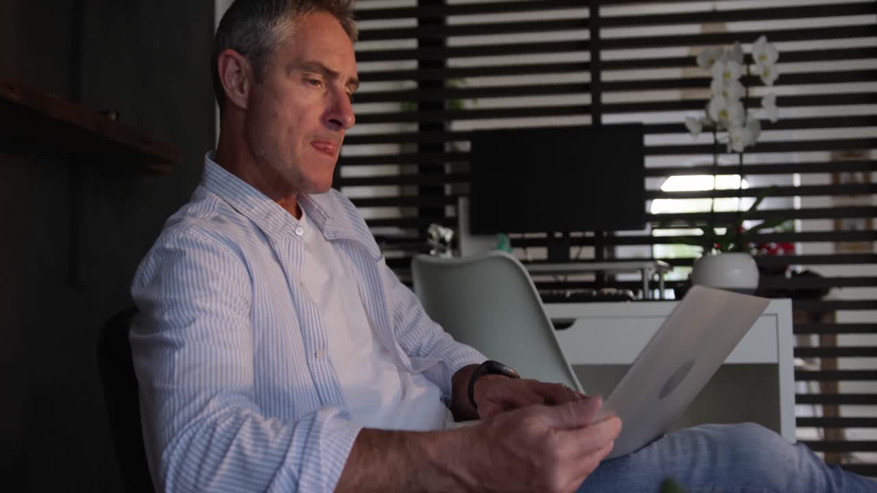 homem usando laptop em casa