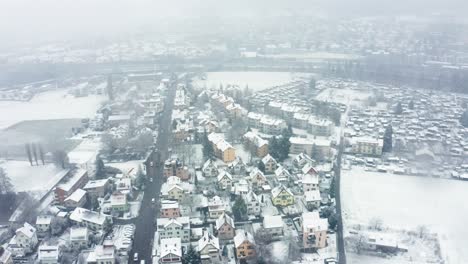 Vuelo-Hacia-Adelante-Sobre-Un-área-Urbana-En-Medio-De-Una-Tormenta-De-Nieve