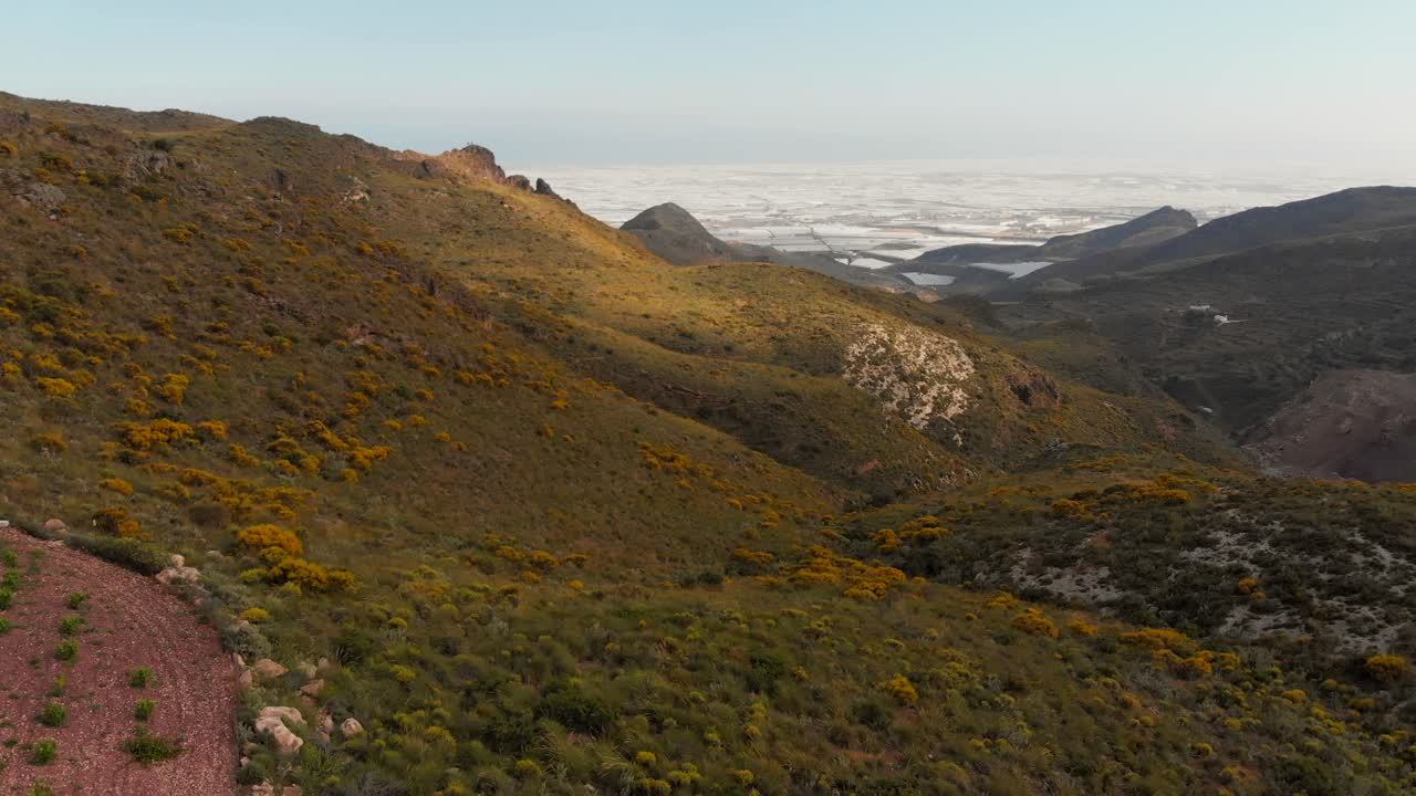 Le montagne vicino ad Almeria nel sud della Spagna con le serre sullo sfondo. Ripresa aerea.