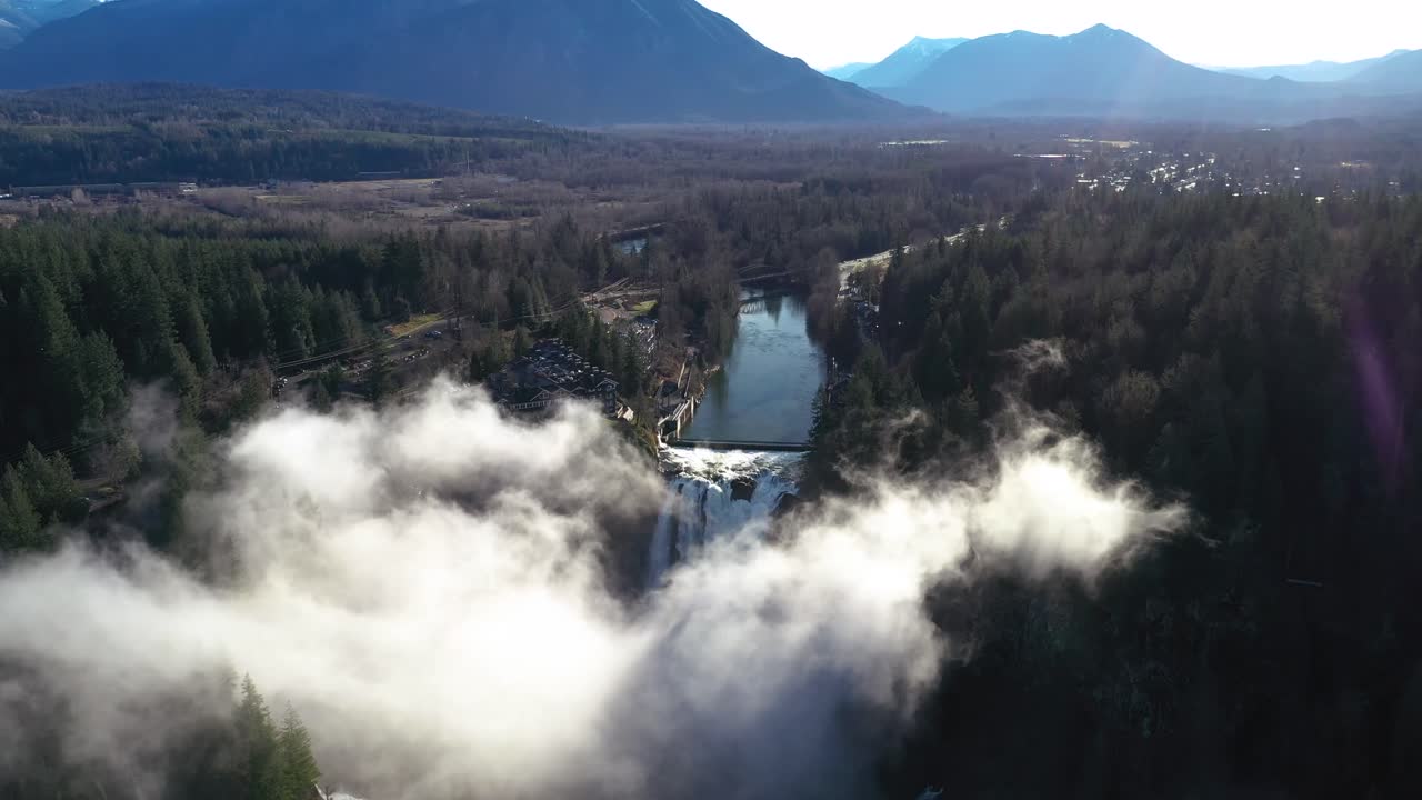impresionante vista aérea de las cataratas snoqualmie con niebla en washington en un día soleado, inclinación hacia arriba, cámara lenta