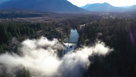 Impresionante-Vista-Aérea-De-Las-Cataratas-Snoqualmie-Con-Niebla-En-Washington-En-Un-Día-Soleado,-Inclinación-Hacia-Arriba,-Cámara-Lenta