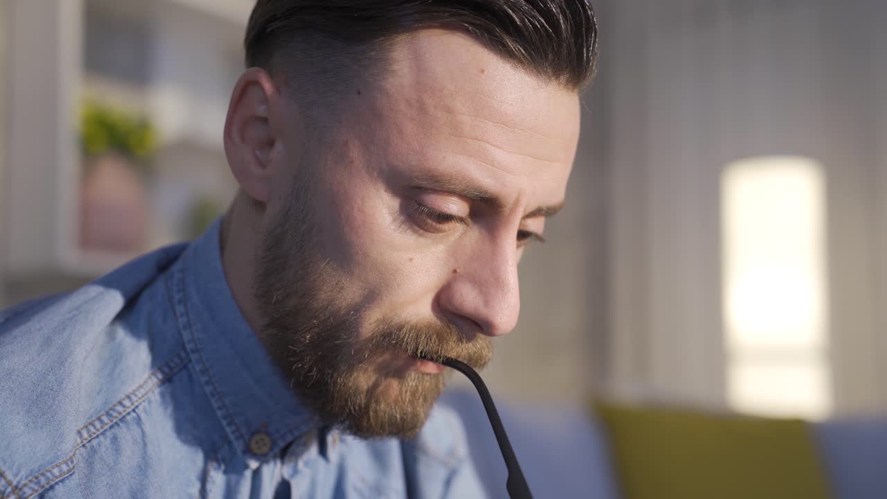 un joven hombre triste y preocupado, un rostro atractivo tratando de lidiar con problemas psicológicos.