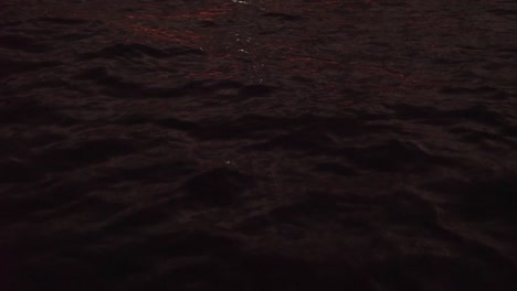 olas oscuras del océano meciéndose con el reflejo de la puesta de sol