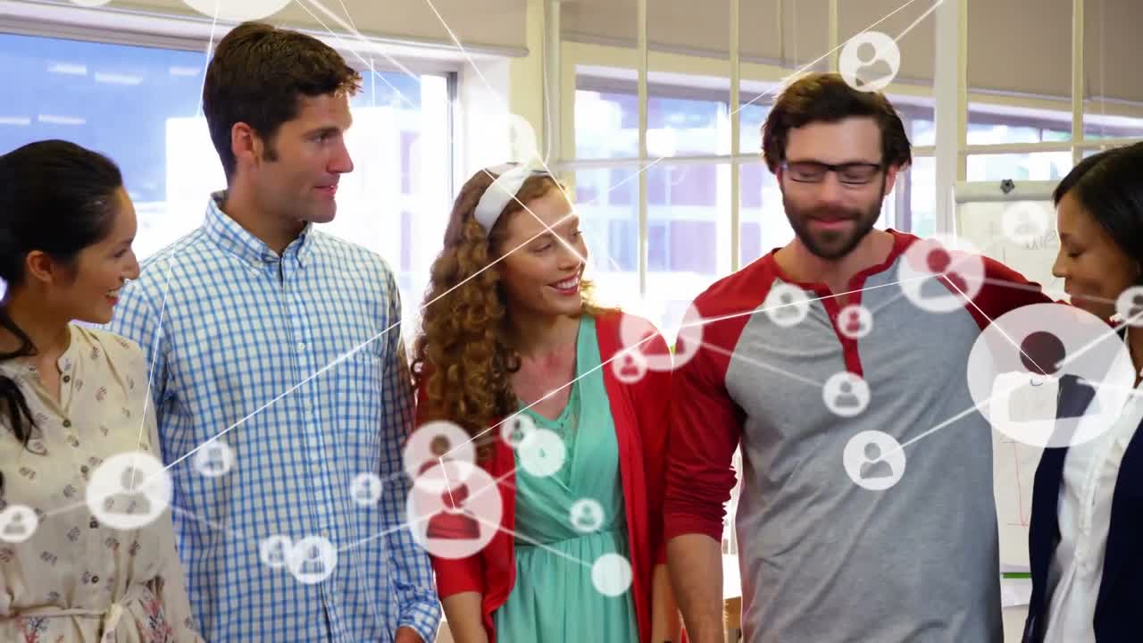 animación de la red de conexiones entre diversas personas de negocios en la oficina