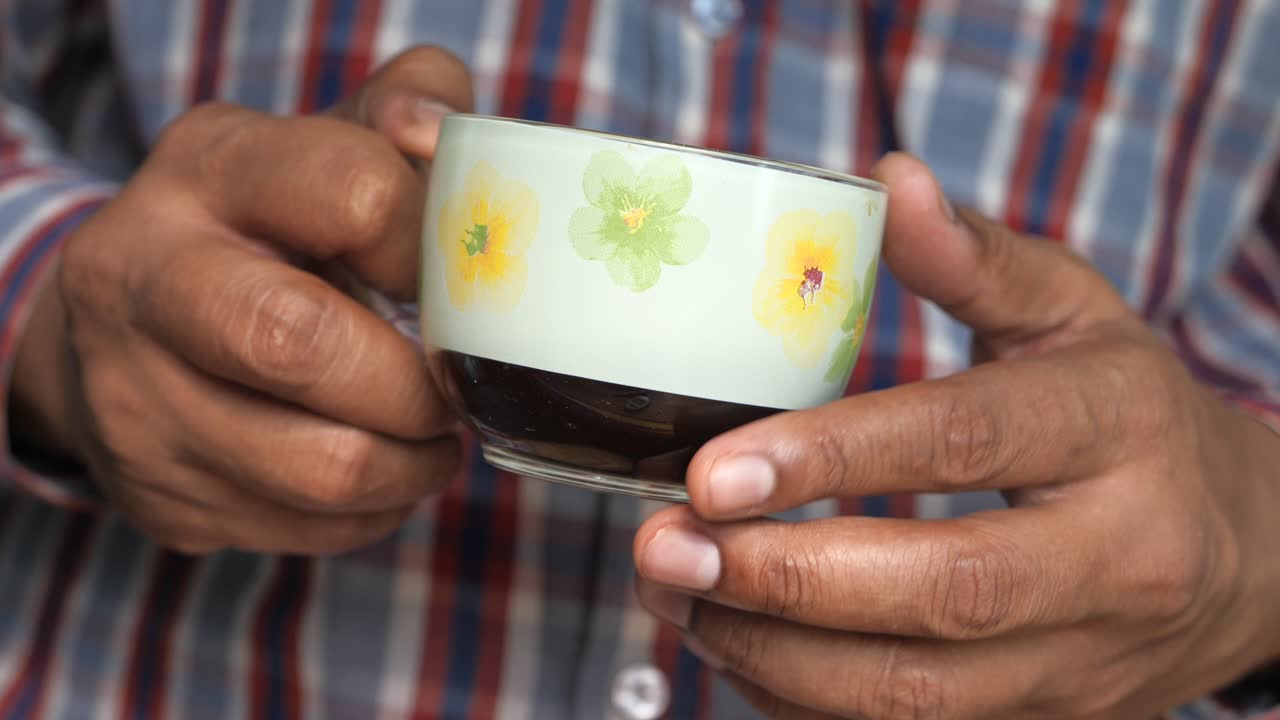 한 잔의 커피를 들고있는 사람